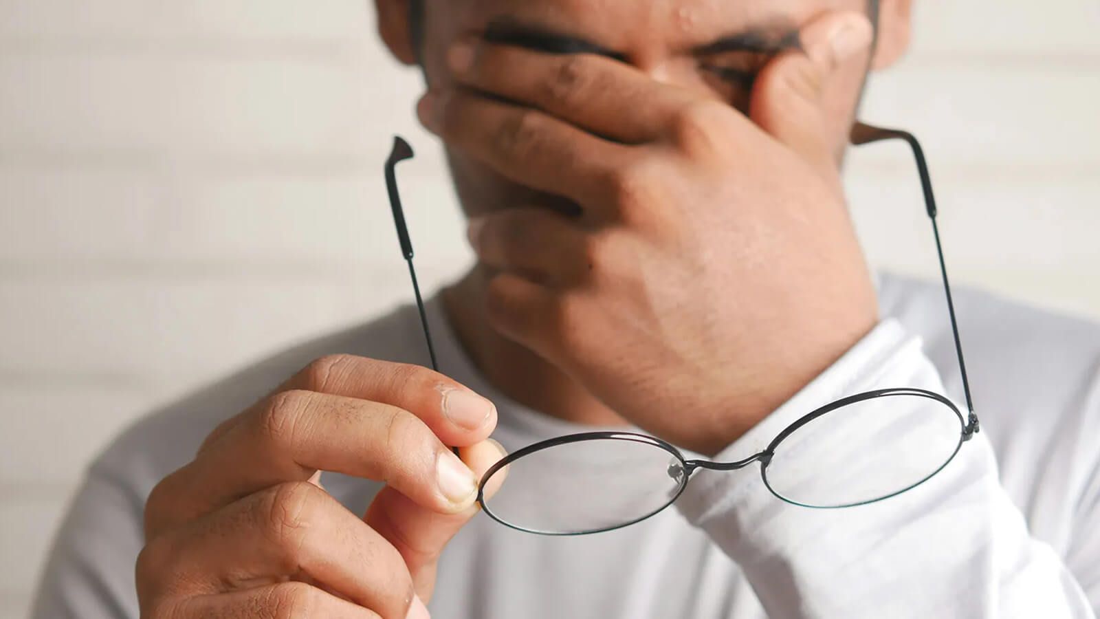 Photophobia (Light Sensitivity): Causes, Symptoms & Relief