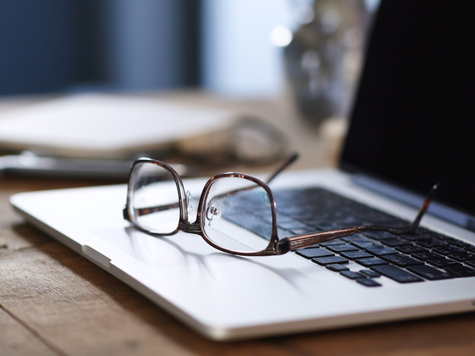 What Kind of Glasses Are Best for Computers? A Complete Guide to Eye Comfort and Digital Clarity