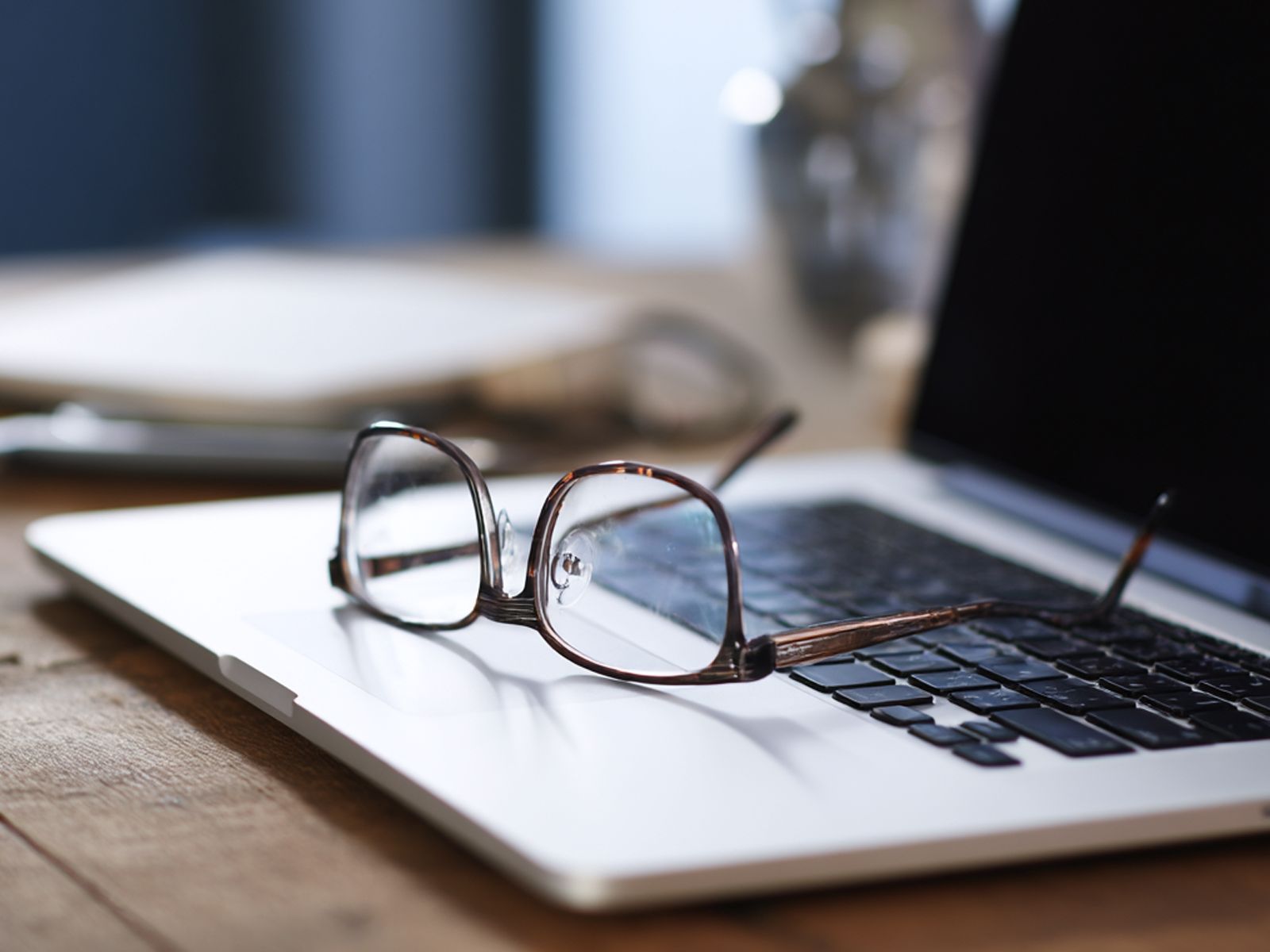 Computer Eye Strain Relief: The Ultimate Guide to Choosing the Right Glasses