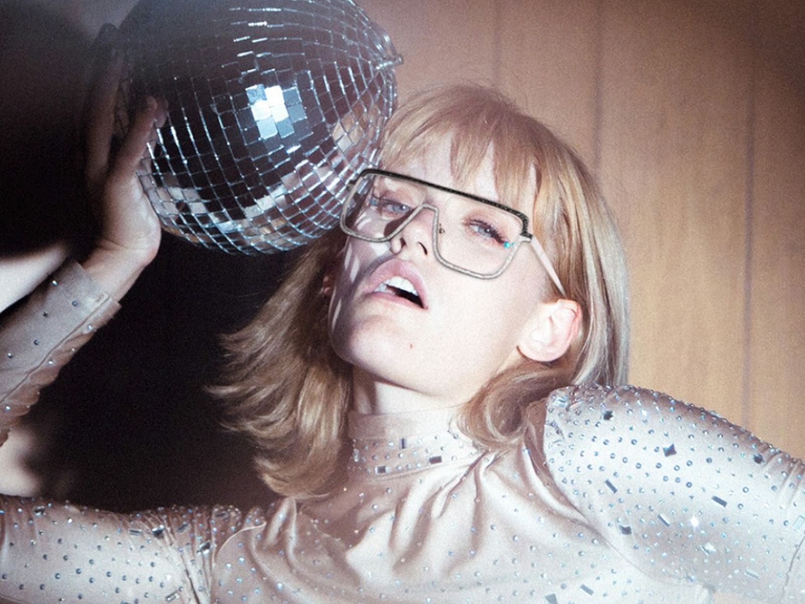 Disco Fashion: Get the Dancing Queen Look