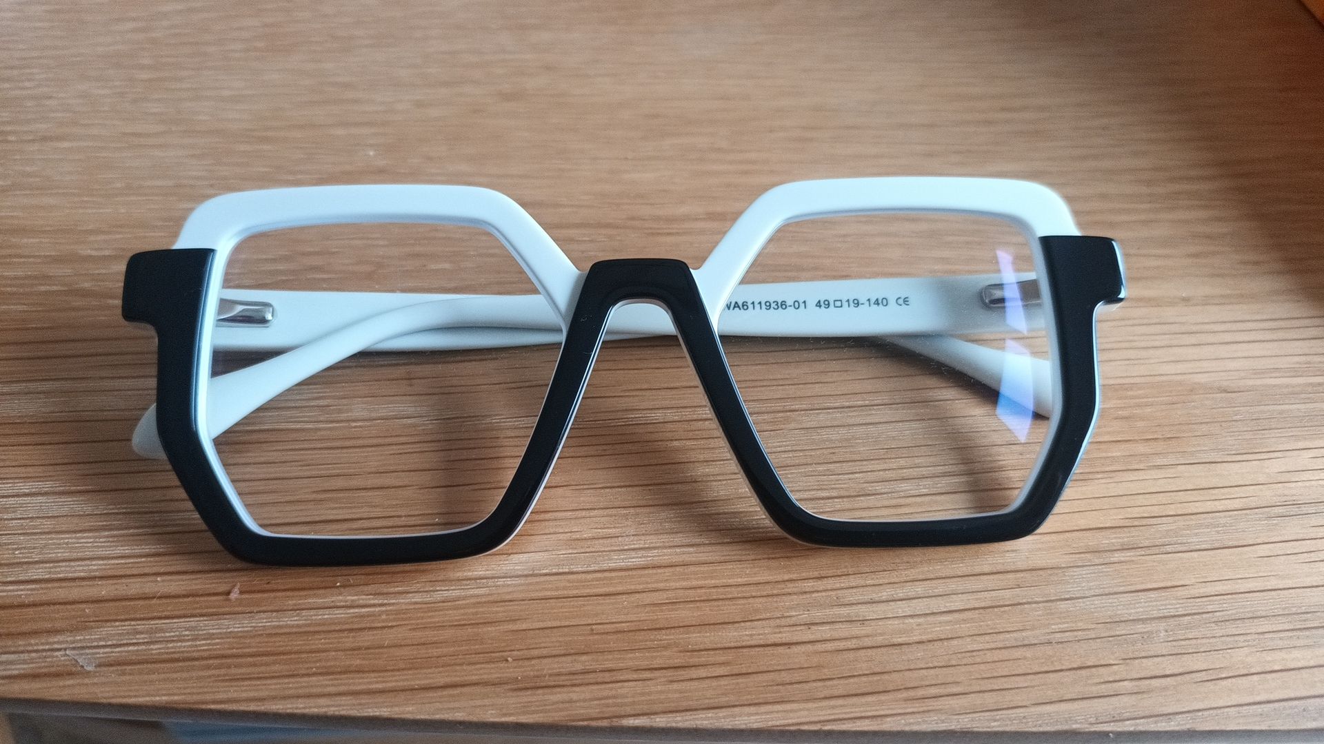 Vooglam review from Croeso: fabulous monochrome
