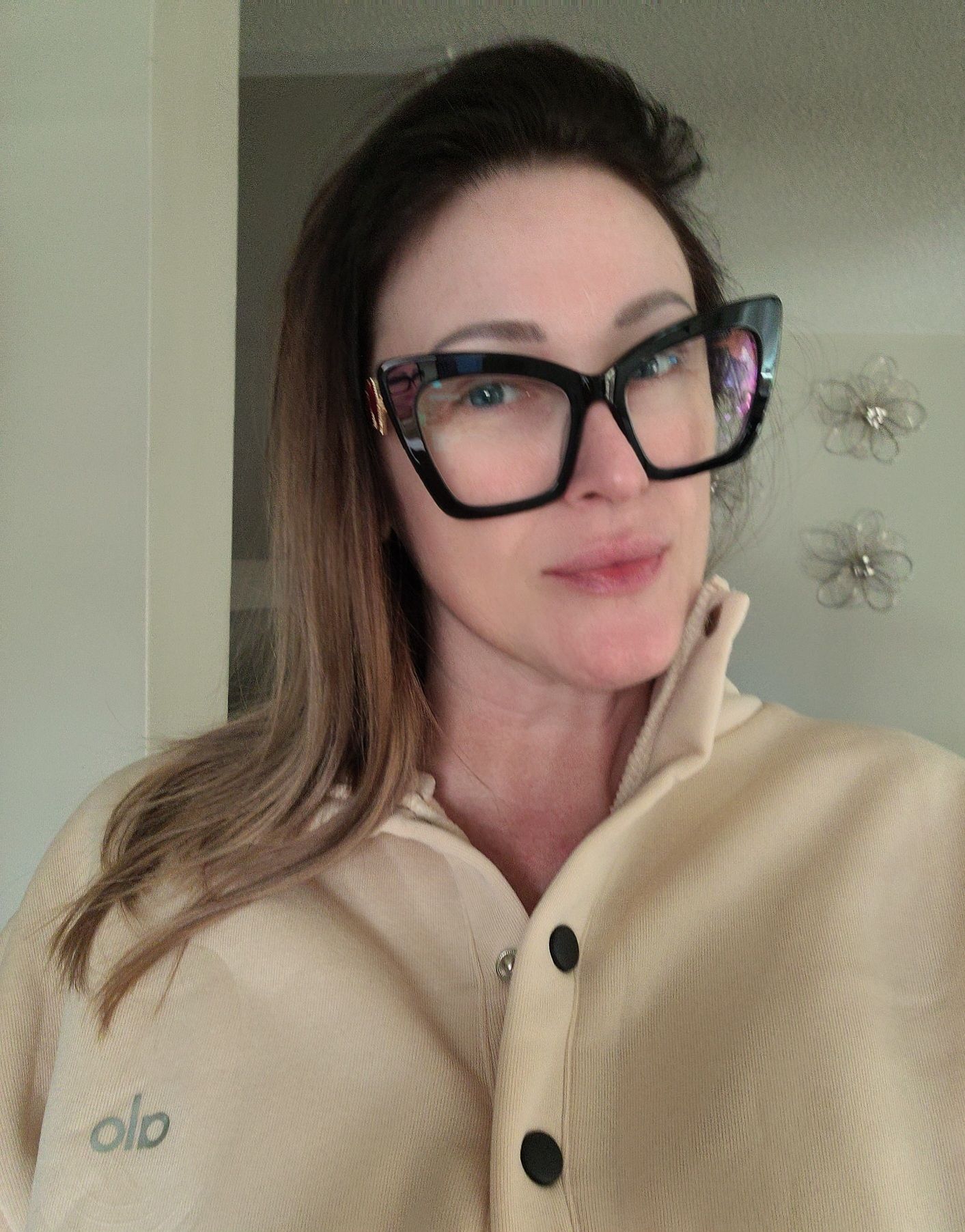 Vooglam review by Shannon on Lacretia: Sassy and stylish - Image 1