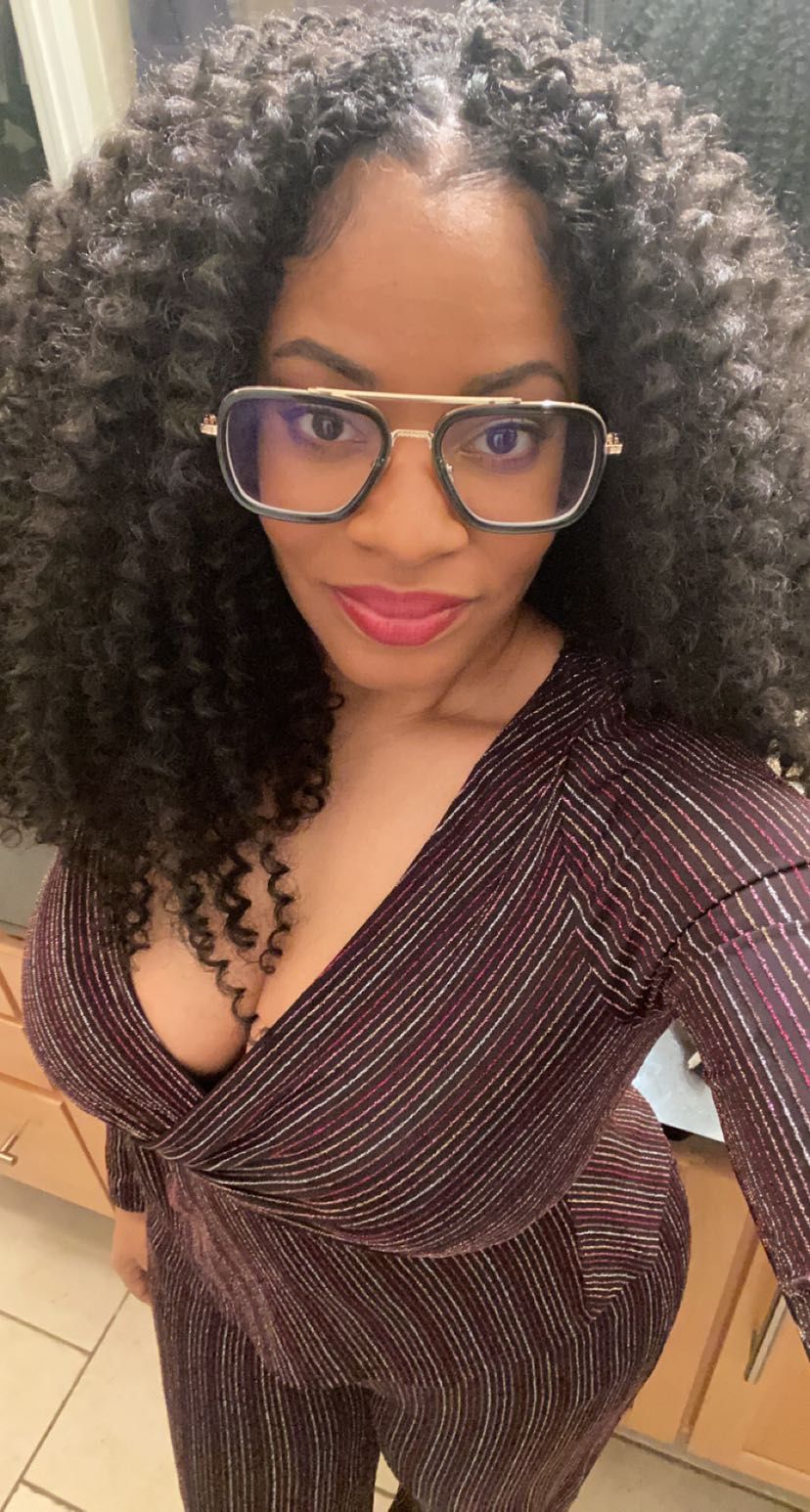 Vooglam review from NickleBagLady: In love. 🥰
I love, love, LOVE these eyeglasses. I always get so many compliments when I wear them. My only regret is that I didn’t get photochromic lens or prescription sunnies 😎 because now they’re out of stock. I own and have owned a lot of eyeglasses and these undoubtly are my favorite pair. They are however light and delicate which makes me nervous a bit but it’s not necessarily a bad thing.