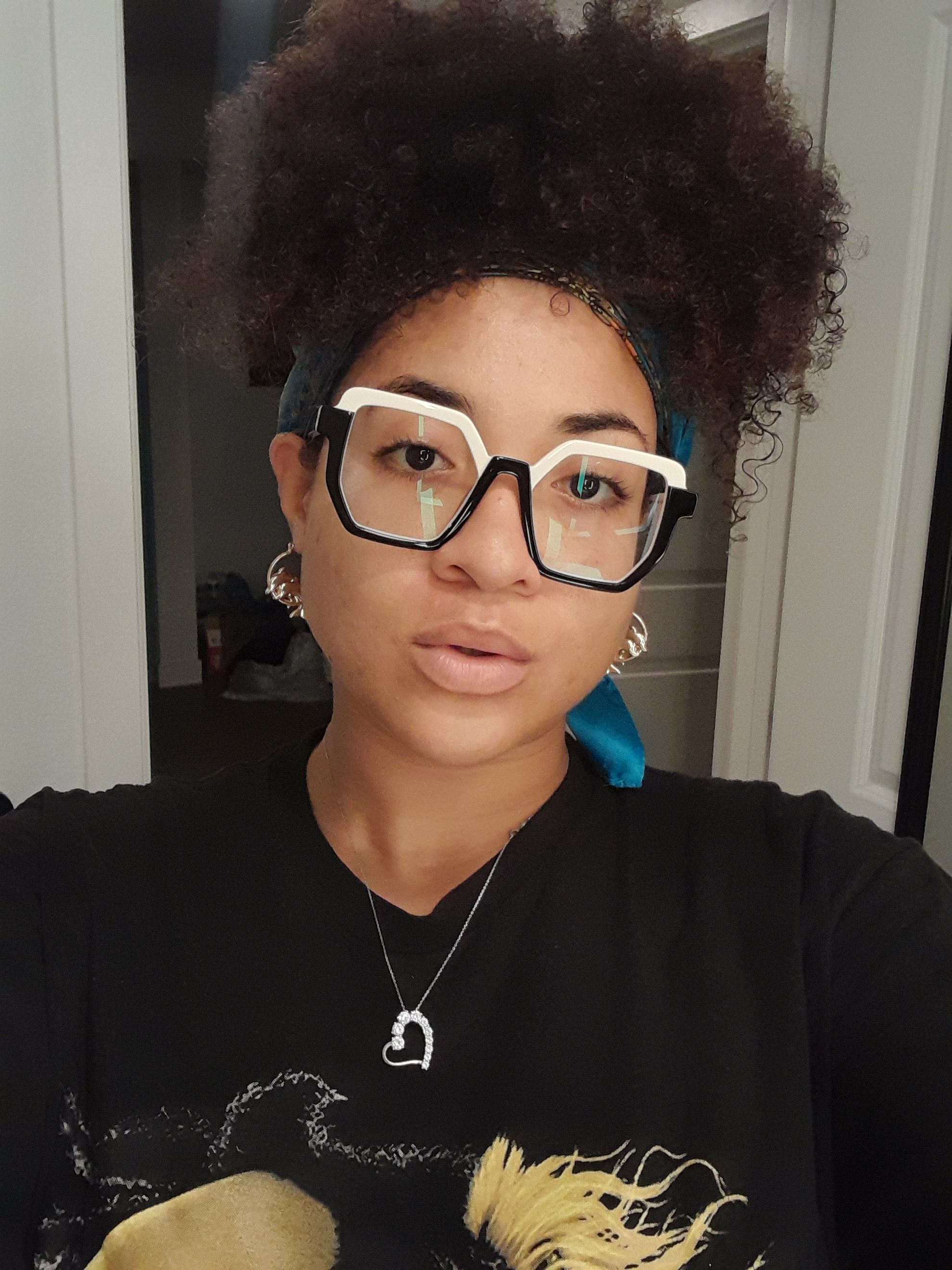 Vooglam review from Zar: She's Giving