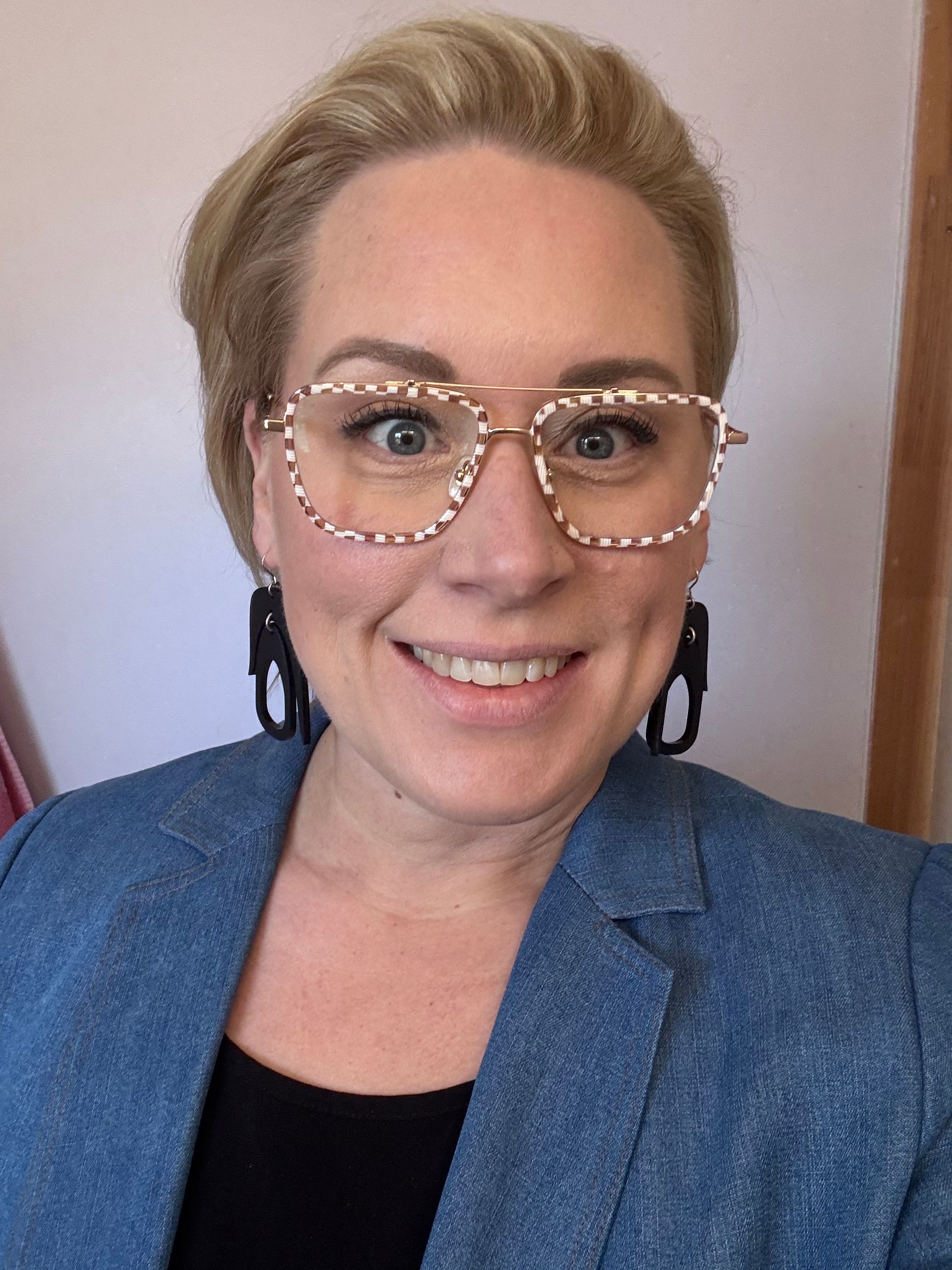 Vooglam review by Angela on Isla: Bold, but I love them! - Image 1
