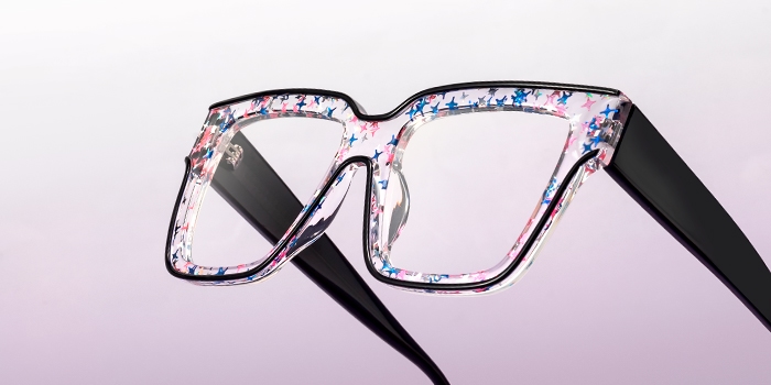 Fashionable glasses frame with distinctive look