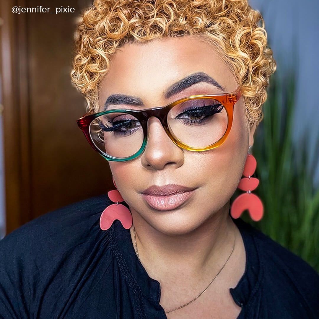 Multicolord round frames worn by jennifer