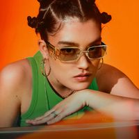 Riff - Rectangle Gold Sunglasses | Vooglam On Model