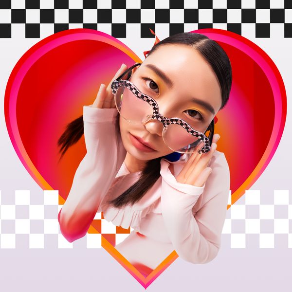 Beautiful models with half-rimmed black and white checkered half-rimmed heart-shaped glasses are not only eye-catching, but also embody a spirit of fun and creativity