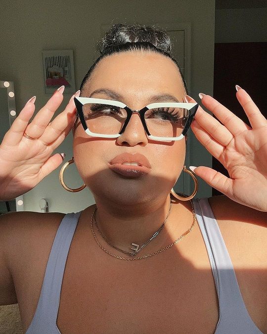 Vooglam review from iamemilypineda_: Very nice and fashionable. I ordered for my girlfriend. She really likes it. The frame is in good quality. It makes her face look really young and cute.