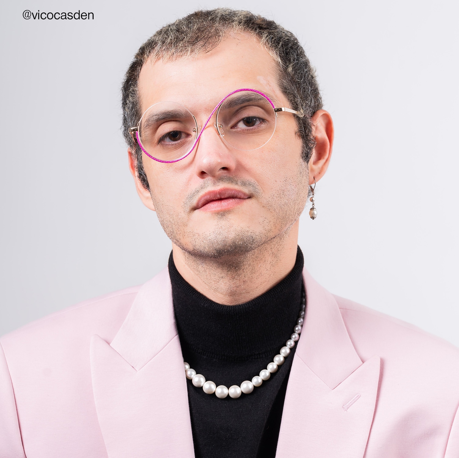 These round glasses feature a sparkly hot pink design on the temples and rims, while the stylish frames provide a unique look that is perfect for any occasion.