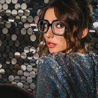 Esadowa - Square Black Eyeglasses | Vooglam On Model