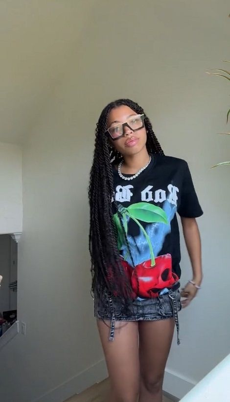 Vooglam review from whoisbrooklynn: Very nice and fashionable. I ordered for my girlfriend. She really likes it. The frame is in good quality. It makes her face look really young and cute.