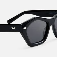 Chiclyn - Geometric Black Sunglasses | Vooglam Design Details