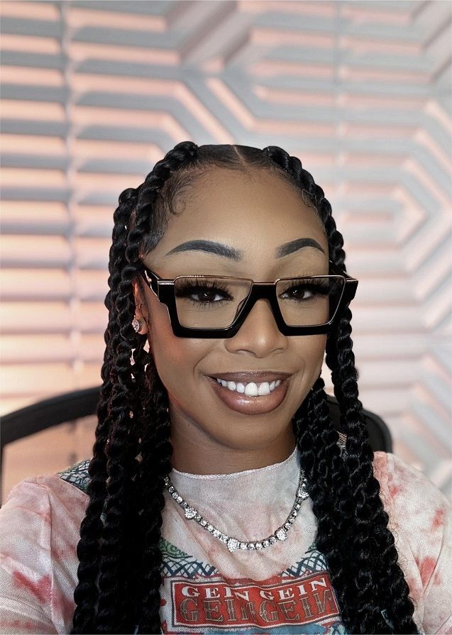 Vooglam review from blush.bae: Beautiful glasses. They look even better on person. They are a little bigger, but I still like them. I have absolutely no gripes with them. So nice.