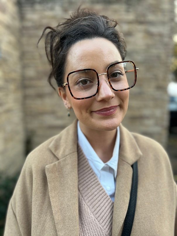 Vooglam review from dolidzetikuna: Very nice and fashionable. I ordered for my girlfriend. She really likes it. The frame is in good quality. It makes her face look really young and cute.