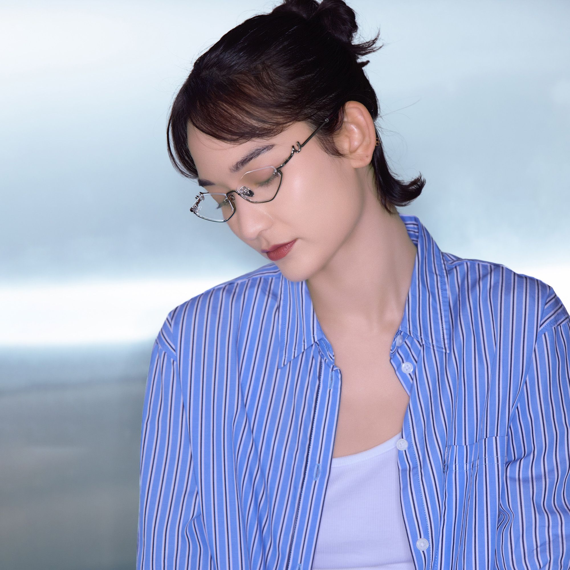 Explore the design story of Niseko - Silver Diamond Shape Bottom Rim Glasses | Vooglam