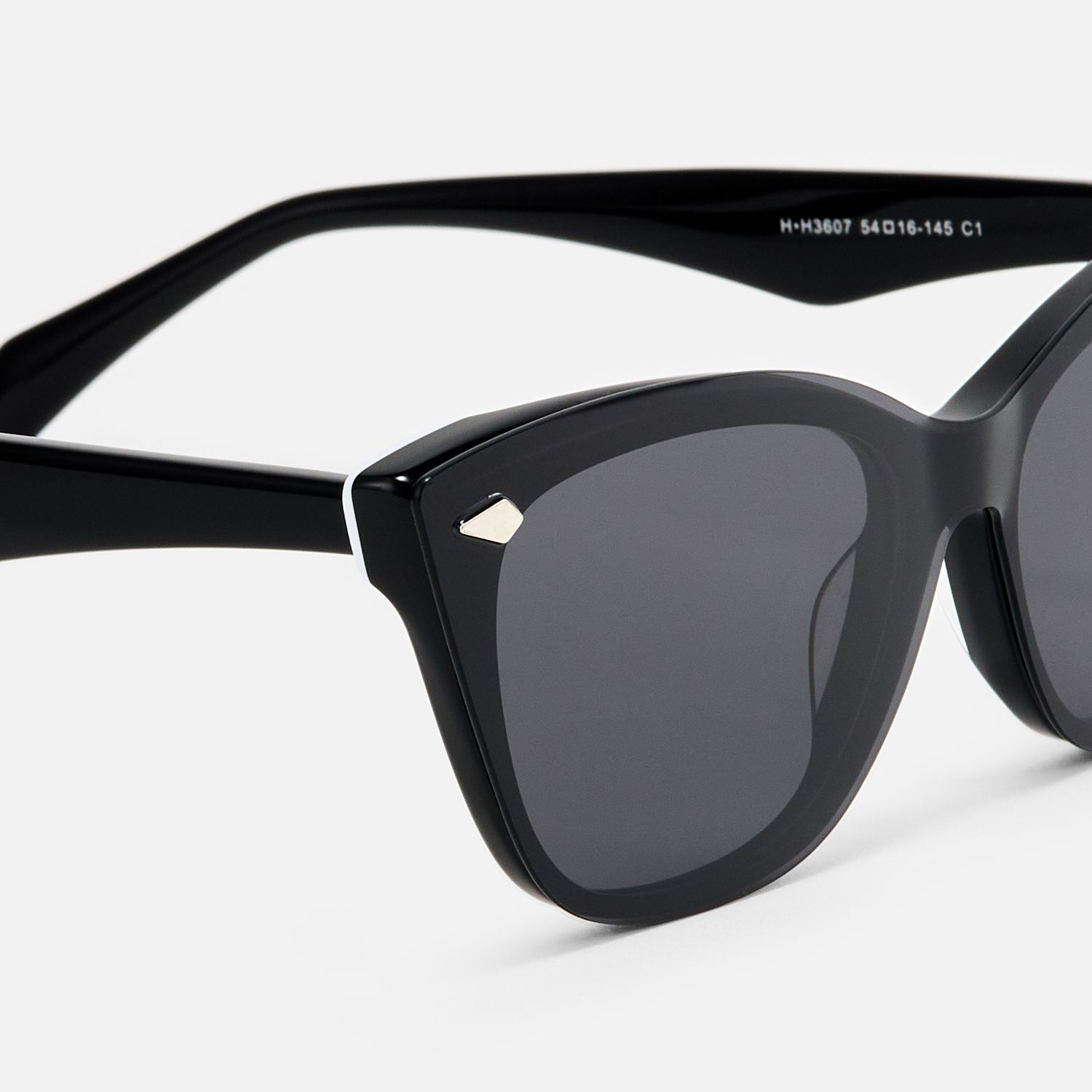 Fineen - Cat Eye Black Clip-on Sunglasses by Vooglam - Design Details