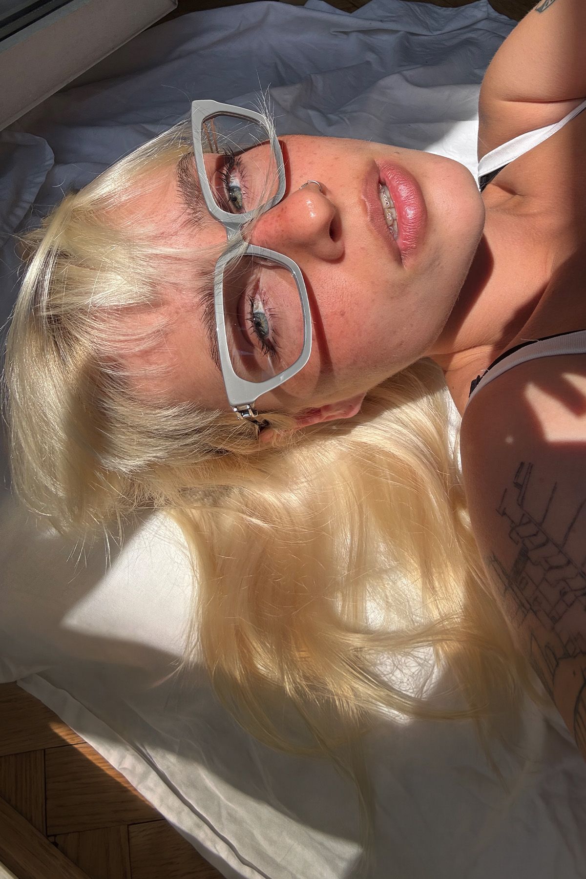 Vooglam Street Style in Real Life: @danahidana wearing Scarpa - Blue Gunmetal Wire Temple Glasses by Vooglam