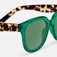 Vernetta - Square Dark/Green Sunglasses | Vooglam Design Details