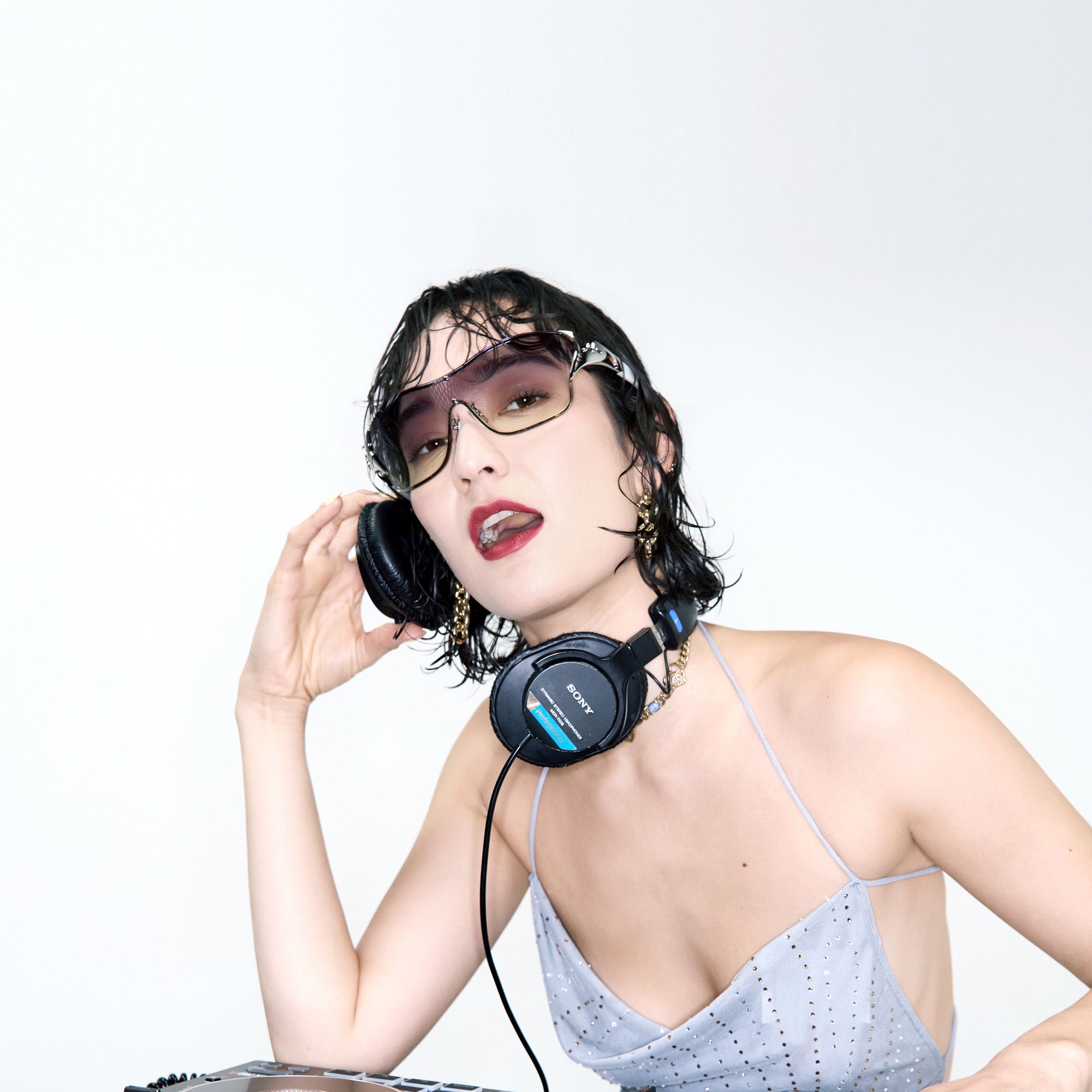 Suzuka - Pearlescent White Fashion Shield Shades | Vooglam On Model 2