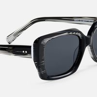 Stratus - Rectangle Black Sunglasses | Vooglam Design Details