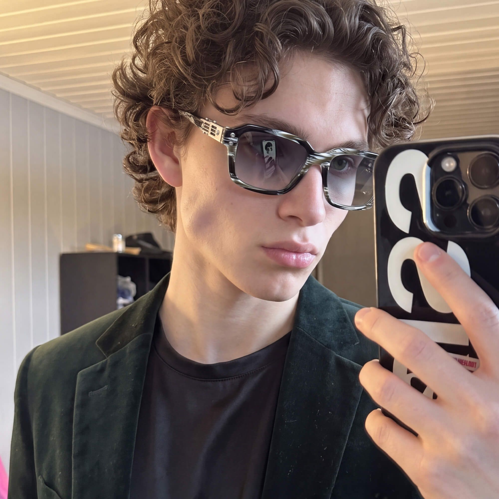 Vooglam Street Style in Real Life: Anacortes - Silver Mirrored Horn Rim Guitar Shades by Vooglam