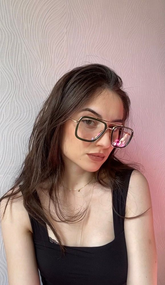 Vooglam review from mmillena__: Very nice and fashionable. I ordered for my girlfriend. She really likes it. The frame is in good quality. It makes her face look really young and cute.
