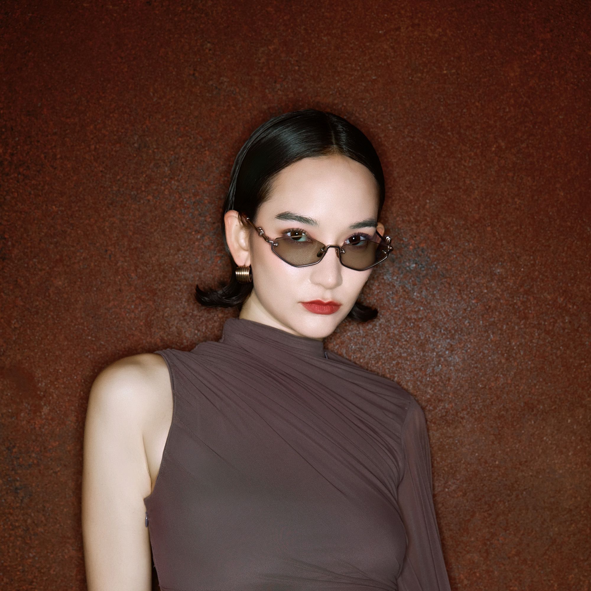 This artist collaboration perfectly shapes matte metal geometric glasses into breathtaking under rim glasses.