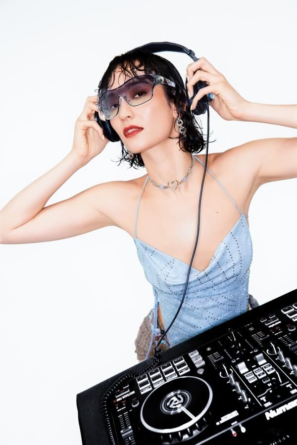 Explore the design story of Suzuka - Pearlescent White Fashion Shield Shades | Vooglam