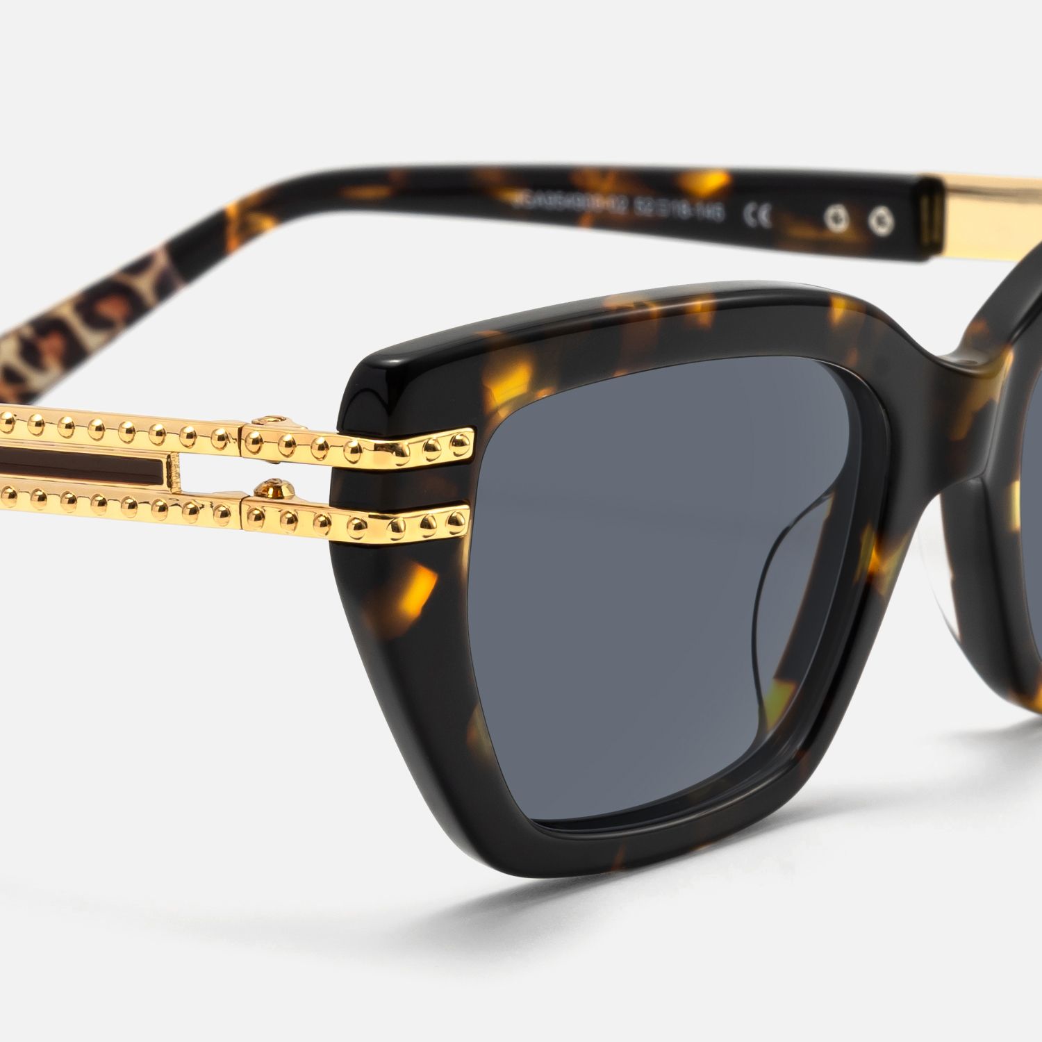 Nomad - Tortoise Cateye Sunglasses with Rivet | Vooglam Design Details