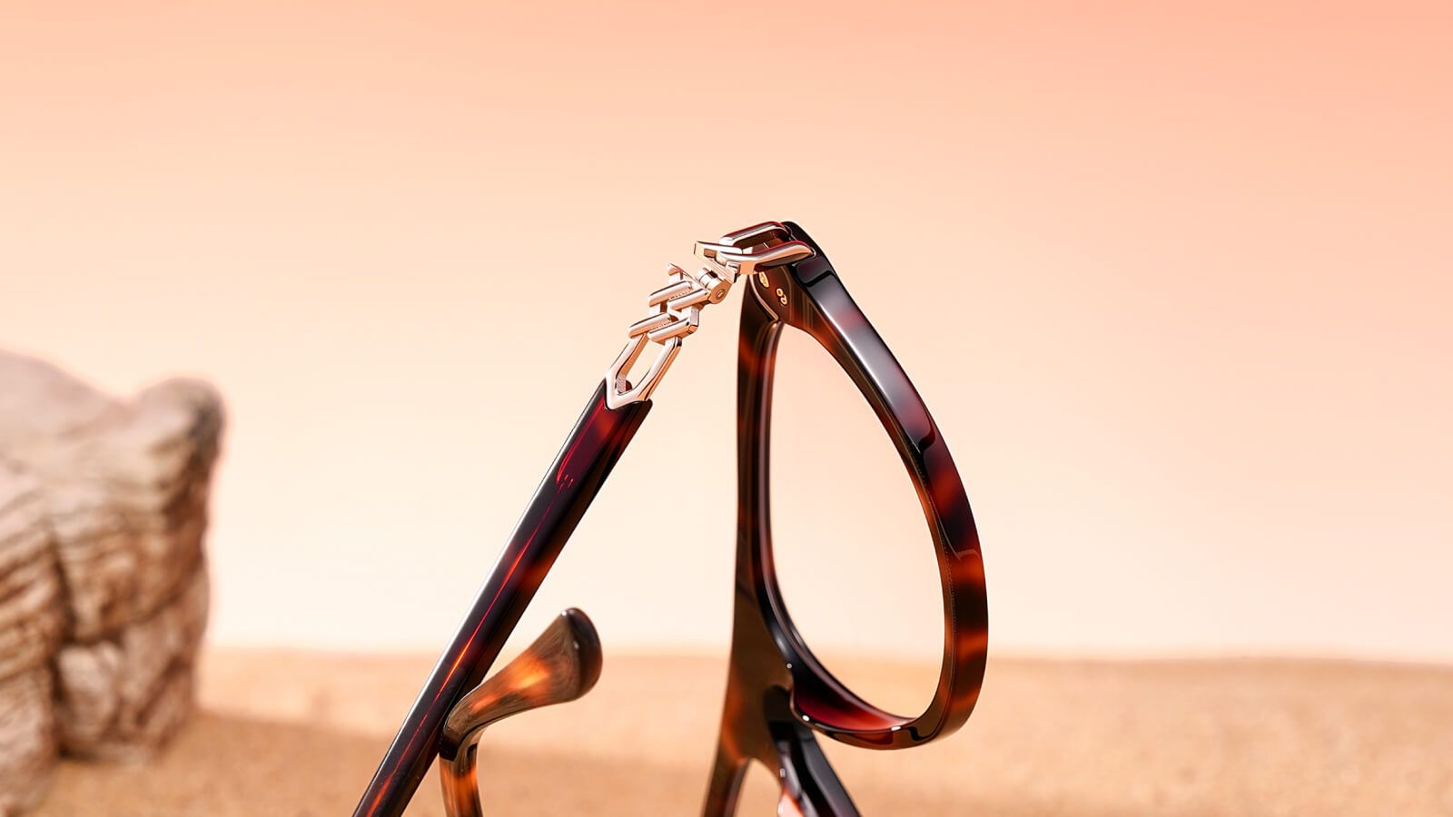 vooglam moto boho collection eyewear:cuban link inspired glasses design details