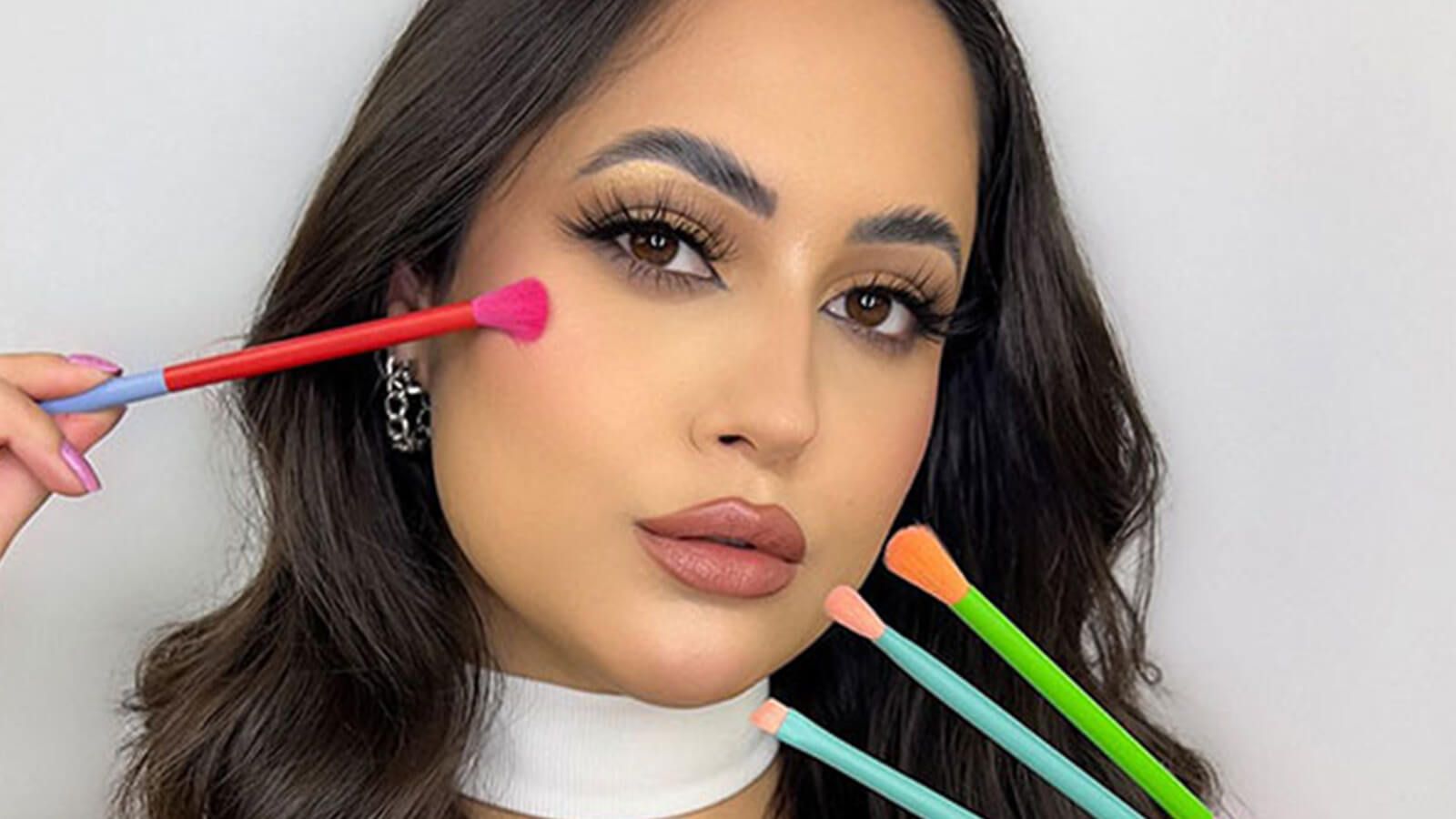 A beautiful women with brown eyes and eye makeup  brush set in hand photo by @natiellysouzabeauty