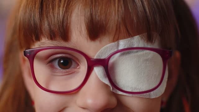 Can children's eyesight improve with glasses?