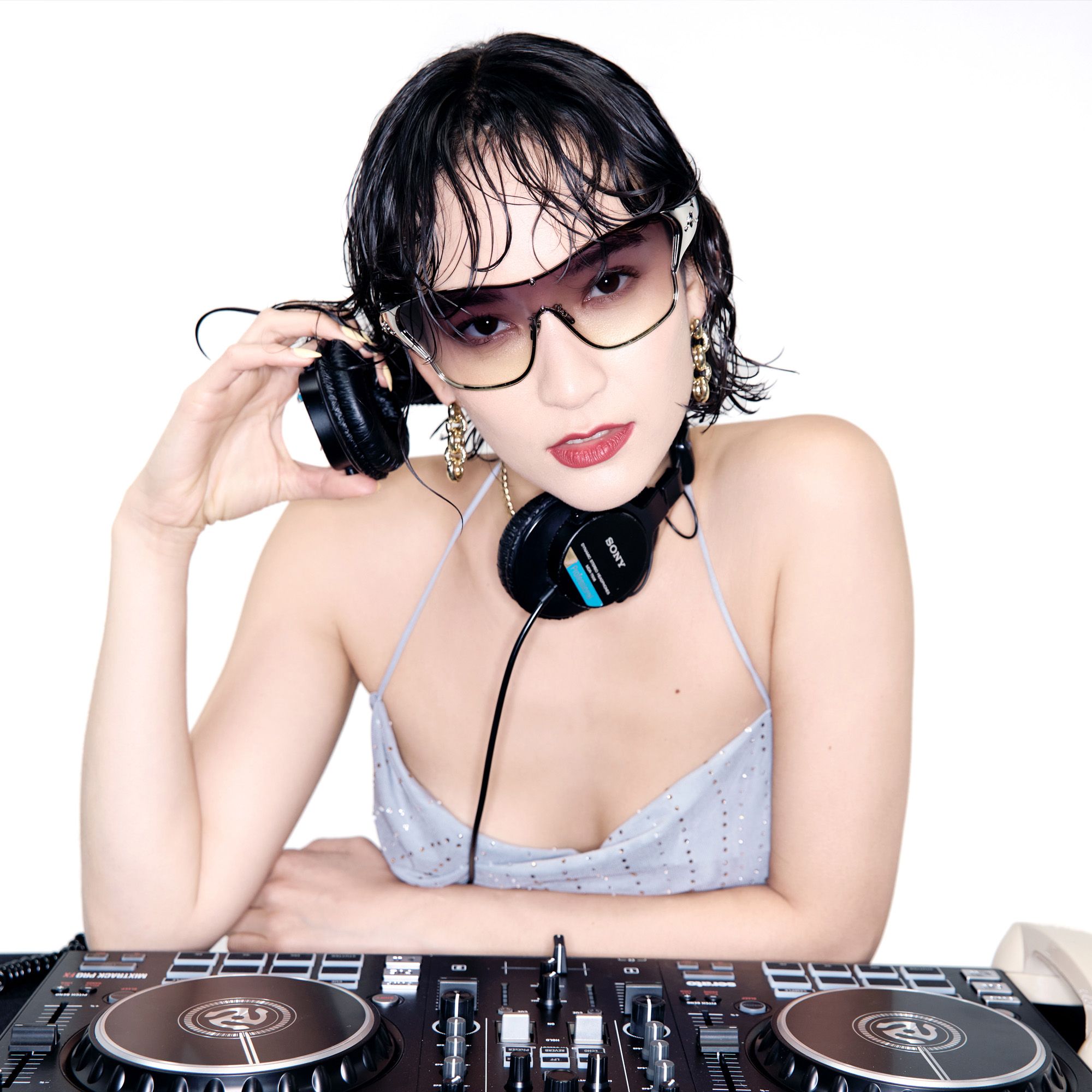 Explore the design story of Suzuka - Pearlescent White Fashion Shield Shades | Vooglam